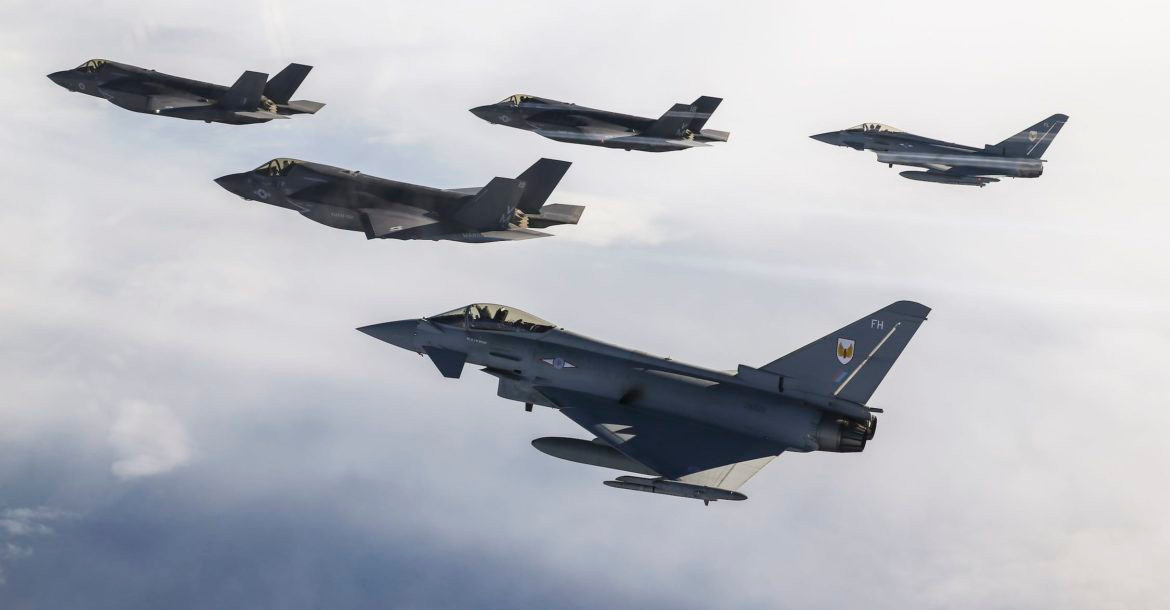 Nhưng dự báo số lượng trên sẽ không nhiều, bởi dù sao Hải quân Anh cũng rất cần các biên đội tàu sân bay có đủ khả năng chiến đấu, đặc biệt khi đây vốn là niềm tự hào của họ.