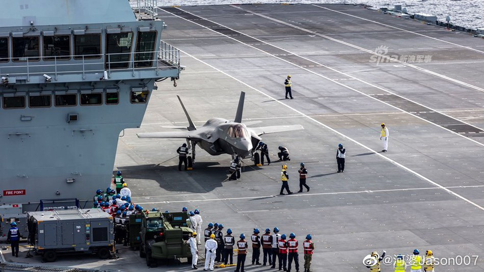 Ban đầu, Anh có kế hoạch mua 138 tiêm kích F-35 của Mỹ, tất cả đều là phiên bản F-35B. Tuy nhiên lãnh đạo không quân Hoàng gia hy vọng sẽ đưa biến thể F-35A (bản cất hạ cánh thông thường) vào kế hoạch mua sắm.