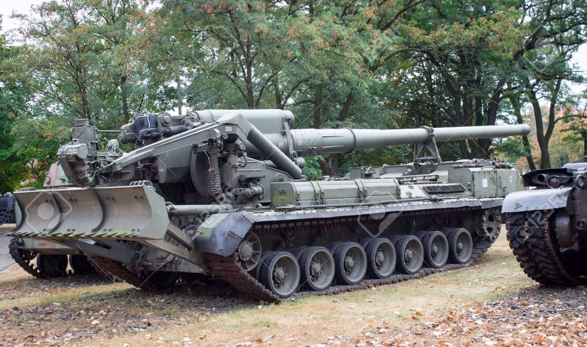 Trong các cuộc đổ bộ đường biển, mục tiêu thường chỉ là các tàu vận tải, tàu há mồm hay thậm chí là xe thiết giáp chở quân rất nhỏ, di chuyển lắt léo, khó có thể bị bắn hạ bởi tên lửa nhưng bù lại khi đó, pháo binh sẽ tỏ ra hiệu quả hơn rất nhiều. Nguồn ảnh: Pinterest.