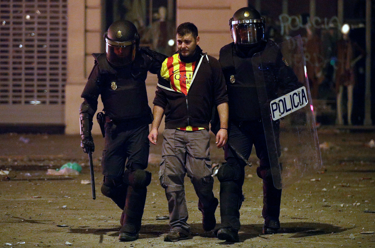 Về cơ bản, bạo loạn ở Barcelona diễn ra trong ôn hòa nhưng một số thanh niên quá khích đã tấn công trụ sở cảnh sát, đốt lửa cùng lốp xe để tạo ra những cột khói đen. Nguồn ảnh: AP.