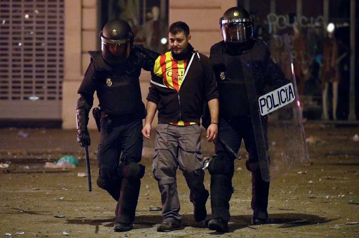 Về cơ bản, bạo loạn ở Barcelona diễn ra trong ôn hòa nhưng một số thanh niên quá khích đã tấn công trụ sở cảnh sát, đốt lửa cùng lốp xe để tạo ra những cột khói đen. Nguồn ảnh: AP.