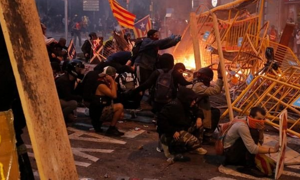 Đổi lại, lực lượng cảnh sát đã sử dụng tới đạn hơi cay để giải tán đám đông. Thậm chí đã có một vài người biểu tình quá khích phải đi viện do bị thương. Nguồn ảnh: AP.