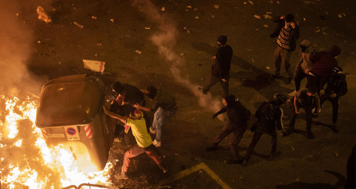 Cuộc biểu tình diễn ra đồng thời với cuộc tổng đình công tại Barcelona khiến tổng cộng 57 chuyến bay đã bị hủy. Các địa điểm thăm quan, du lịch cũng bị ảnh hưởng nặng. Nguồn ảnh: AP.