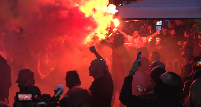 Đám đông quá khích đốt lửa, pháo sáng để phản đối việc những nhân vật ly khai Catalan bị kết án hôm 14/10 vừa rồi. Nguồn ảnh: AP.