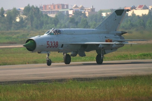 Loại tiêm kích MiG-21 vốn được ra đời để trở thành đối trọng của F-4 Phantom do Mỹ sản xuất trong quá khứ. Hai loại tiêm kích Liên Xô - Mỹ này đã có màn trình diễn cực kỳ kinh ngạc trên bầu trời Việt Nam trong những năm tháng chống Mỹ cứu nước. Nguồn ảnh: Airliners.