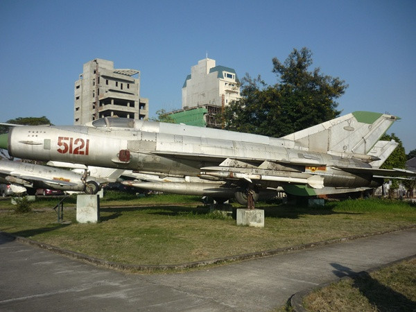 Từ năm 2015, các tiêm kích MiG-21 của ta được cho "về hưu" và sau đó được đưa vào các viện bảo tàng trên khắp cả nước trưng bày như một "nhân chứng" cho những cuộc không chiến trong Chiến tranh vệ quốc vĩ đại của dân tộc Việt Nam. Nguồn ảnh: Trip.