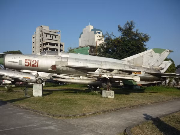 Từ năm 2015, các tiêm kích MiG-21 của ta được cho "về hưu" và sau đó được đưa vào các viện bảo tàng trên khắp cả nước trưng bày như một "nhân chứng" cho những cuộc không chiến trong Chiến tranh vệ quốc vĩ đại của dân tộc Việt Nam. Nguồn ảnh: Trip.