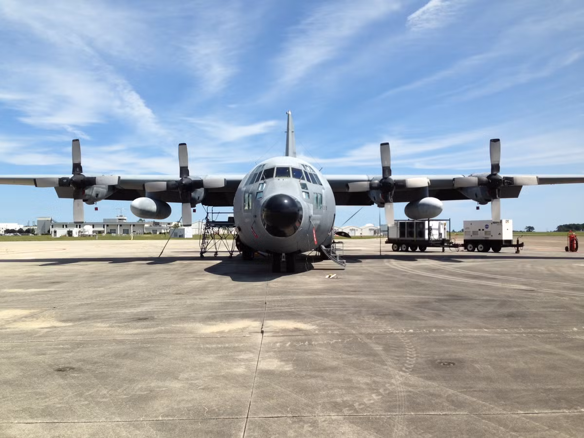 Phiên bản hiện đại và phổ biến của C-130 hiện tại là C-130H với phi hành đoàn 2 người, một dẫn đường, một kỹ sư bay và một nhân viên tải trọng. Máy bay có khả nwang mang theo tối đa 33 tấn hàng ohas, tầm xa 3800 km và trần bay 10.000 mét khi bay rỗng. Nguồn ảnh: Pinterest.