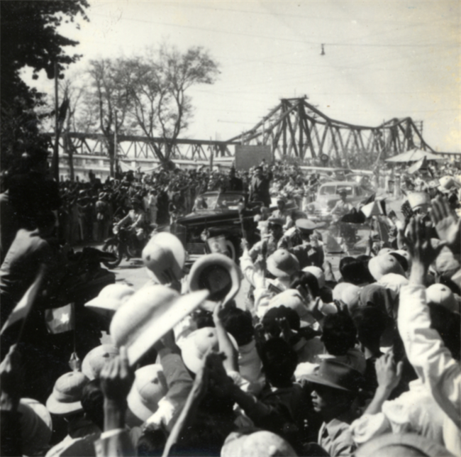 Giao thông của Hà Nội trong ngày này gần như ngưng trệ hoàn toàn vì hàng trăm ngàn người đổ ra đường chào đón đoàn quân chiến thắng quay về Thủ Đô. Nguồn ảnh: TL/TTXVN.