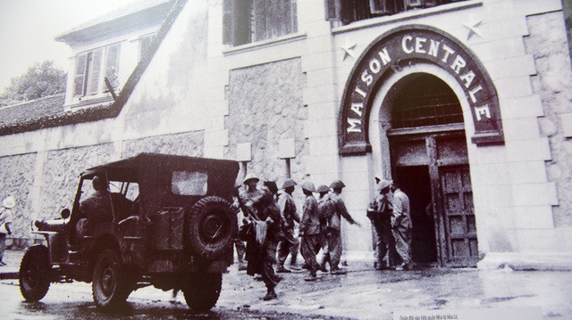 Nhà tù Hoả Lò được Pháp bàn giao chi chính quyền Việt Minh. Nguồn ảnh: TL/TTXVN.