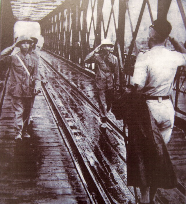 Lính Pháp chào đón những sĩ quan chỉ huy của Việt Minh theo đúng nghi thức nhà binh trên Cầu Long Biên. Nguồn ảnh: TL/TTXVN.