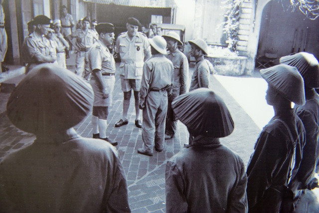 Việt Minh tiếp quản Bót Hàng Trống - trung tâm chỉ huy của Cảnh sát Pháp ở Hà Nội. Lực lượng Cảnh sát của Pháp ở Hà Nội sau ngày 10/10 cũng được cho giải tán. Nguồn ảnh: TL/TTXVN.