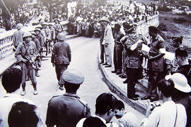 Tại Cầu Long Biên, người dân chờ đợi khoảnh khắc lịch sử khi người Pháp cuối cùng rút lui và đón chờ những người lính Việt Minh đầu tiên quay trở về Thủ đô sau 9 năm kháng chiến. Nguồn ảnh: TL/TTXVN.