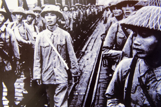 Tàu hoả và tàu điện ngừng hoạt động ở Hà Nội trong các ngày này để nhường đường cho quân đội Pháp rút lui và quân đội Việt Minh tiến vào Thủ đô qua cây cầu huyết mạch này. Nguồn ảnh: TL/TTXVN.