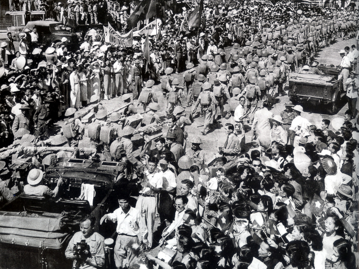 Hà Nội tắc đường kẹt cứng giữa rừng người ăn mừng ngày giải phóng Thủ đô, có rất nhiều phóng viên, nhà báo nước ngoài cùng đưa tin về sự kiện này. Nguồn ảnh: TL/TTXVN.