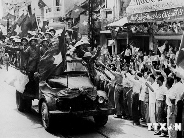 Tới sáng sớm ngày 10/10, những đoàn quân Việt Minh bắt đầu tiến vào tiếp quản Thủ đô, diễu hành qua nhiều tuyến phố dưới sự chào đón của người dân Hà Nội. Nguồn ảnh: TL/TTXVN.