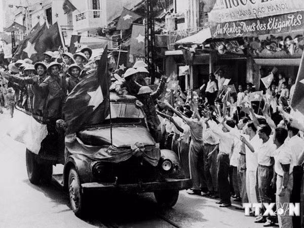 Tới sáng sớm ngày 10/10, những đoàn quân Việt Minh bắt đầu tiến vào tiếp quản Thủ đô, diễu hành qua nhiều tuyến phố dưới sự chào đón của người dân Hà Nội. Nguồn ảnh: TL/TTXVN.