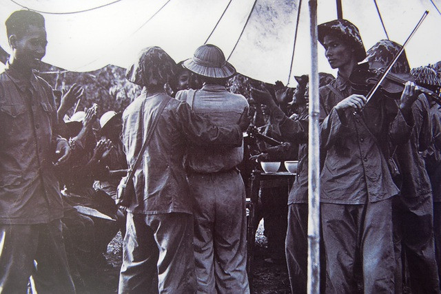 Các chiến sĩ của ta ăn mừng chiến thắng sau khi tiếp quản được Thủ đô từ tay Pháp. Nguồn ảnh: TL/TTXVN.