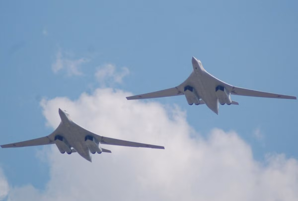 Được cất cánh lần đầu vào tháng 12/1981, máy bay ném bom chiến lược Tu-160 tới nay đã được sản xuất tổng cộng 36 chiếc trong đó có 9 chiếc bản thử nghiệm và 27 chiếc sản xuất hàng loạt. Nguồn ảnh: Rumil.