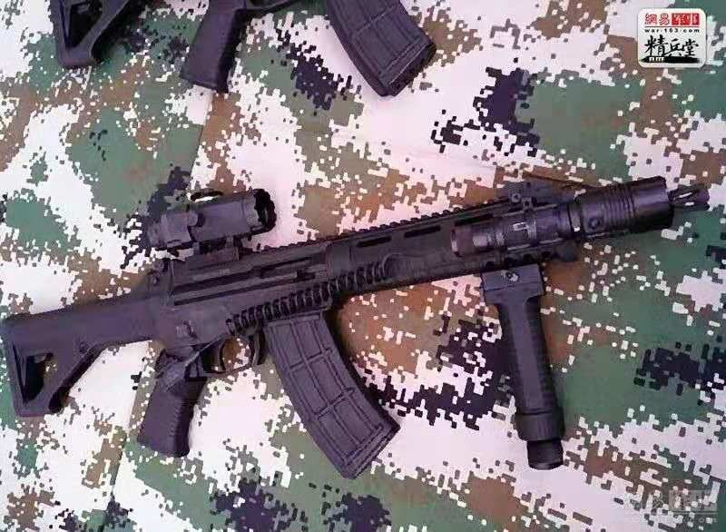 Vài tiếng sau khi cuộc duyệt binh diễn ra, người ta mới biết được khẩu súng trường này có tên gọi chính thức là súng trường tấn công QBZ-191. Với hậu tố "19" ở phía sau, có thể hiểu rằng đây là khẩu súng mới được trang bị vào quân đội Trung Quốc trong năm 2019 này và có thể nó là biến thể số 1 từ khẩu QBZ-19 nên có thêm một số 1 nữa ở phía sau. Nguồn ảnh: QQ.