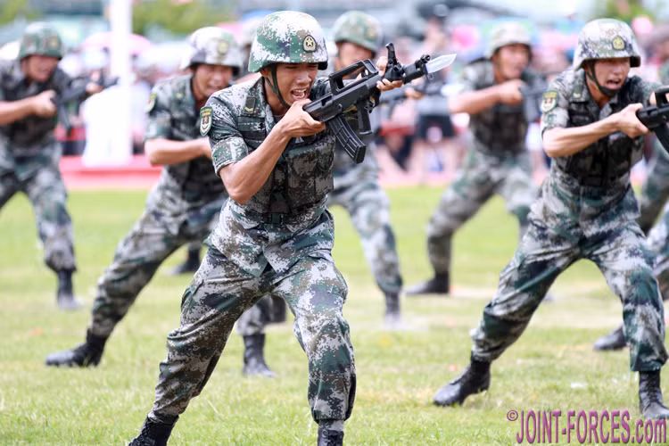 Trung Quốc từng sản xuất tổng cộng 3 triệu khẩu súng trường tấn công QBZ-95 với giá rất rẻ, chỉ khoảng 5000 Tệ (khoảng 17 triệu Đồng) cho mỗi khẩu. Không chỉ quân đội Trung Quốc mà cả đặc nhiệm, cảnh sát cũng sử dụng loại vũ khí này. Nguồn ảnh: QQ.