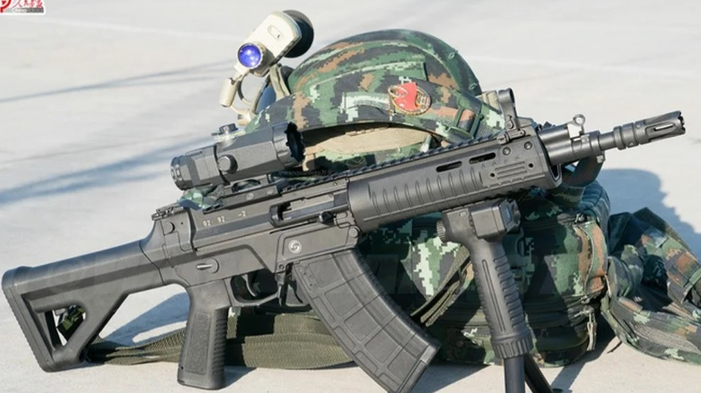 Ngay khi xuất hiện, khẩu súng này đã thu được rất nhiều sự quan tâm của giới quan sát. Tuy nhiên vào thời điểm diễn ra cuộc duyệt binh, danh tính của khẩu súng trường này vẫn là điều bí ẩn. Nguồn ảnh: QQ.