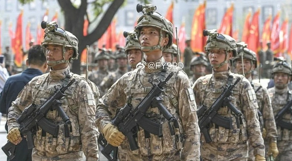 Trong cuộc duyệt binh kỷ niệm 70 năm ngày Quốc khánh của Trung Quốc mới diễn ra hồi đầu tháng vừa rồi, quân đội Trung Quốc đã được trang bị một loại súng mới có thiết kế truyền thống thay cho khẩu súng trường tấn công QBZ-95 của nước này trước đây. Nguồn ảnh: QQ.