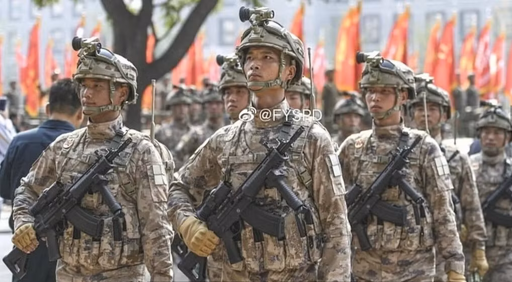 Trong cuộc duyệt binh kỷ niệm 70 năm ngày Quốc khánh của Trung Quốc mới diễn ra hồi đầu tháng vừa rồi, quân đội Trung Quốc đã được trang bị một loại súng mới có thiết kế truyền thống thay cho khẩu súng trường tấn công QBZ-95 của nước này trước đây. Nguồn ảnh: QQ.