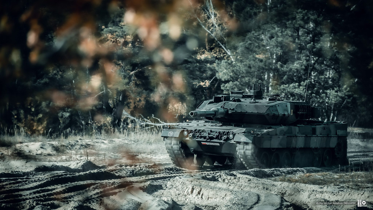 Hiện tại, trong biên chế của Quân đội Ba Lan có khoảng 105 xe tăng Leopard 2A5 cùng với khoảng 140 xe tăng Leopard 2A4. Tuy nhiên các xe tăng Leopard 2A4 này sẽ sớm được nâng cấp lên chuẩn Leopard 2PL - một chuẩn dành riêng cho Ba Lan. Nguồn ảnh: Tank'er.