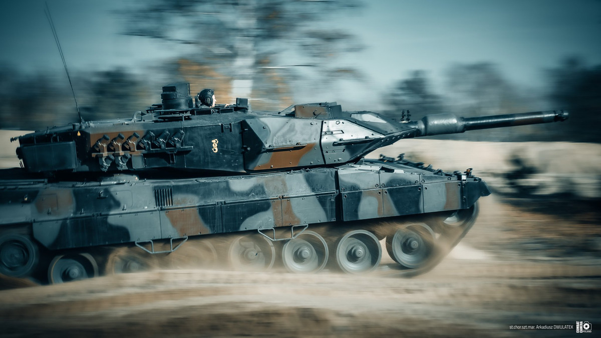 Cụ thể, vị trí của trưởng xa bị đẩy dịch ra phía sau đôi chút so với phiên bản 2A4 để nhường chỗ cho máy tầm nhiệt hay như vị trí của pháo thủ lại được đẩy lên cao hơn, khác hoàn toàn so với các phiên bản cũ.