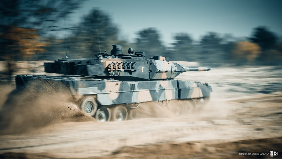 Bên trong xe tăng Leopard 2A5, lần đầu tiên dòng xe tăng này được trang bị lớp thảm lót chống đạn - cho phép hạn chế mảnh văng vào kíp lái trong trường hợp xe tăng bị bắn xuyên.