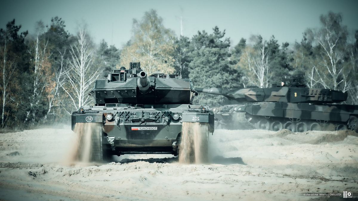 Khác với những quốc gia khác sử dụng xe tăng Leopard ở châu Âu, quân đội Ba Lan lại sử dụng phiên bản Leopard 2A5 thay vì phiên bản 2A4 phổ thông thông thường.