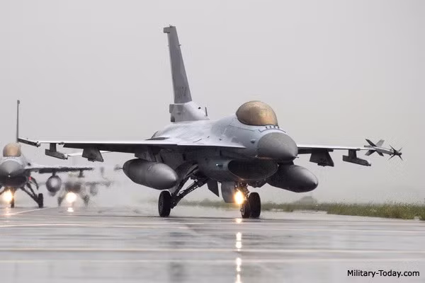 Trong sự việc vừa diễn ra, không quân Hàn Quốc đã khẩn cấp huy động tới 10 tiêm kích F-15K và KF-16 bay lên để đánh chặn tốp chiến đấu cơ 6 chiếc của Nga.