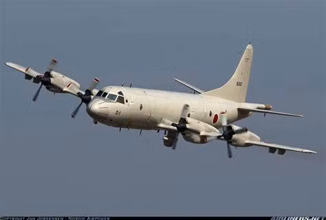 Phiên bản P-3C Orion hiện đang được Nhật sử dụng có kíp lái 11 tới 12 người tuỳ từng nhiệm vụ, máy bay có chiều dài 35,6 mét. Máy bay có trọng lượng rỗng là 35 tấn, trọng lượng cất cánh tối đa là 64 tấn và tốc độ cao nhất 750 km/h. Nguồn ảnh: Pinterest.