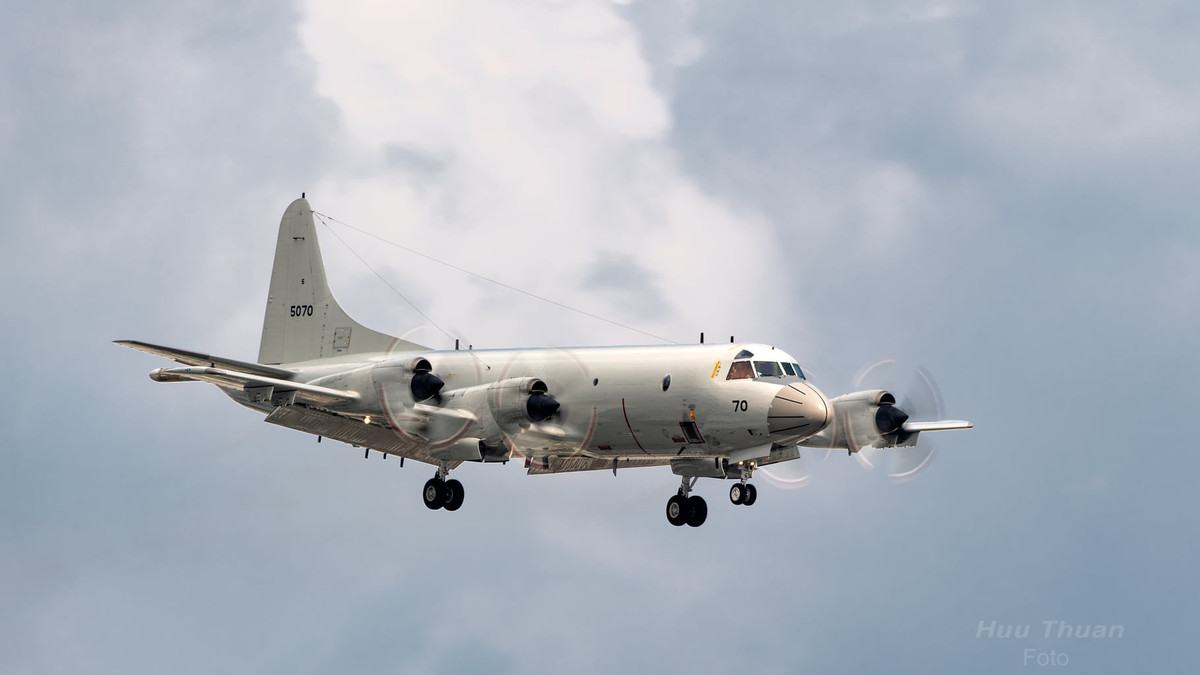 Hai máy bay mang số hiệu lần lượt là 5036 và 5070 lần lượt hạ cánh xuống sân bay Tân Sơn Nhất, TP HCM. Nguồn ảnh: Hữu Thuận.