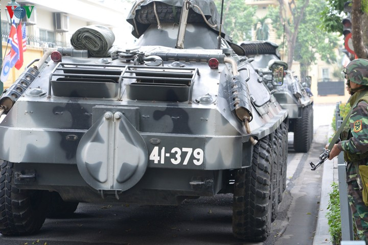 BTR-60 được trang bị hai động cơ, mỗi động cơ công suất 90 mã lực và có dự trữ nhiên liệu tối đa 290 lít. Loại xe chở quân này di chuyển được với tốc độ tối đa 80km/h khi đi trên đường đẹp và 10km/h khi lội nước. Nguồn ảnh: VOV.