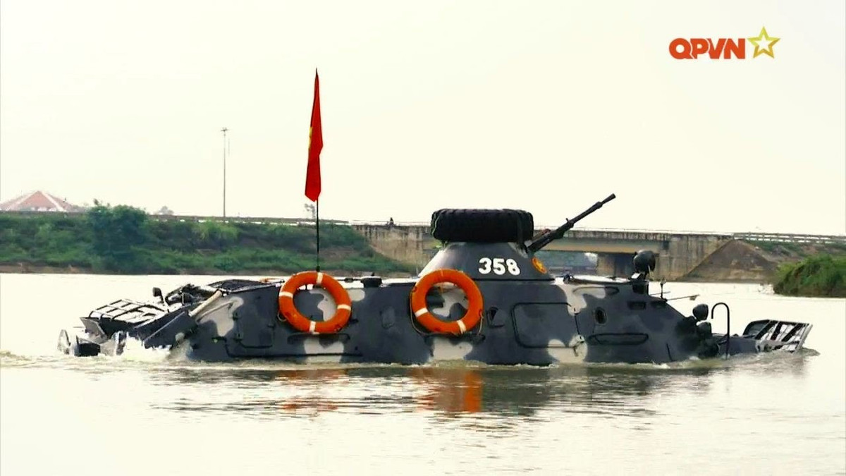 Chiều dài của xe lên tới 7,56 mét kèm theo đó là chiều rộng 2,8 mét nhưng chiều cao chỉ 2,3 mét. Thiết kế dài và rộng trong khi chiều cao thấp cho phép BTR-60 có trọng tâm thấp, làm tăng khả năng "ôm cua" ở tốc độ cao hoặc di chuyển trên đường gồ ghề mà không sợ bị lật xe. Nguồn ảnh: QPVN.