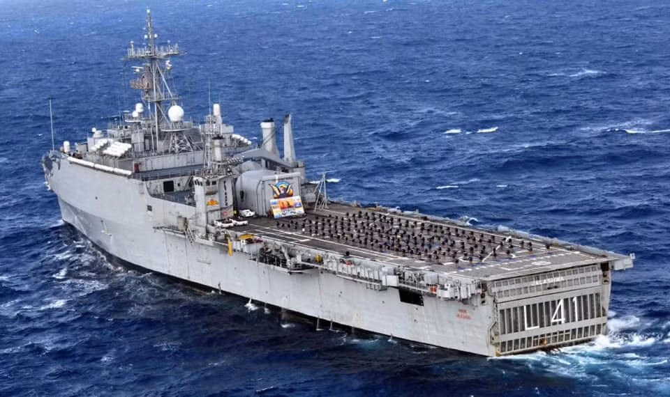 Trong biên chế của Hải quân Ấn Độ có một tàu đổ bộ duy nhất mang quốc tịch Mỹ trước đây đó là tàu đổ bộ lớp Austin hiện được Ấn Độ đặt tên là INS Jalashwa mang số thân L41. Nguồn ảnh: Pinterest.