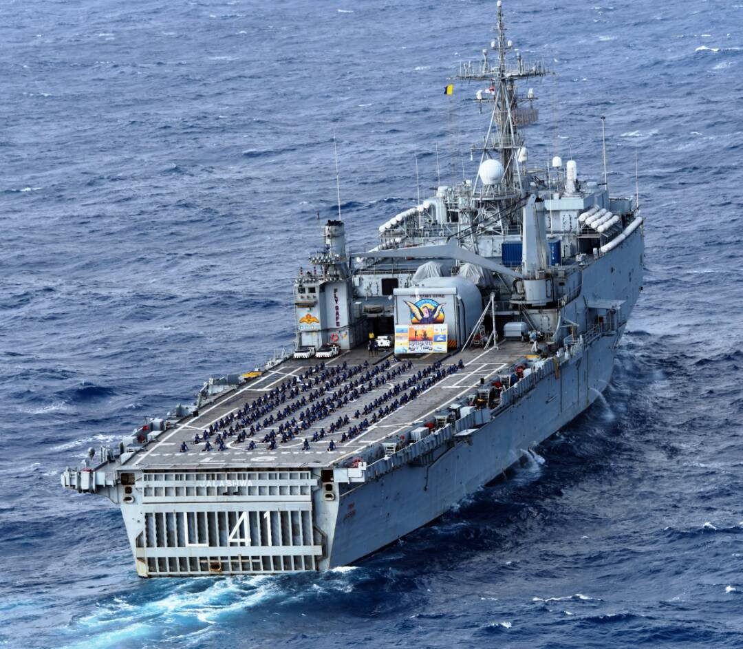 Khi ký hợp đồng mua tàu đổ bộ USS Trenton từ Mỹ, Ấn Độ cũng dự định sẽ mua một tàu nữa mang tên USS Nashville cũng thuộc lớp Austin này. Tuy nhiên sau khi cân nhắc kỹ những ràng buộc của Mỹ, Ấn Độ chỉ quyết định chi tiền cho một chiếc duy nhất, huỷ hợp đồng mua chiếc còn lại. Nguồn ảnh: Pinterest.