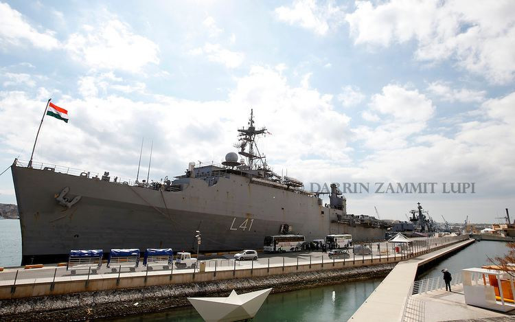 Có lẽ đây cũng chính là lý do mà Ấn Độ chỉ dám mua tàu từ Hải quân Mỹ "một lần và duy nhất" trong lịch sử. Bằng chứng là tới nay, trong biên chế của Hải quân Ấn Độ vẫn không có bất cứ một tàu chiến Mỹ nào khác ngoài chiếc INS Jalashwa "vô dụng" này. Nguồn ảnh: Pinterest.