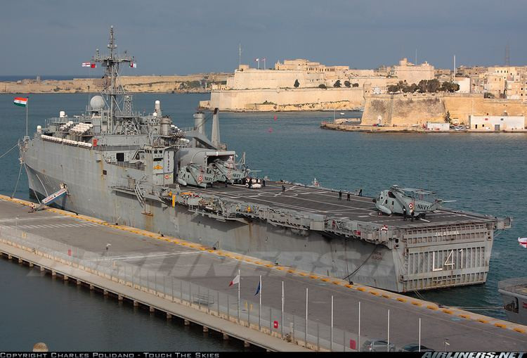 Tất nhiên, trong trường hợp bất khả kháng Ấn Độ được phép mang tàu INS Jalashwa ra tham chiến nhưng đầu tiên phải... liên hệ với Mỹ để xin phép trước. Chỉ khi Mỹ cho phép, INS Jalashwa mới được xung trận. Nguồn ảnh: Pinterest.