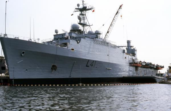 Nếu điều khoản trên nghe đã có vẻ vô lý thì điều khoản tiếp theo thậm chí còn vô lý hơn rất nhiều. Đó là thi thoảng khi phía Mỹ có yêu cầu, Ấn Độ phải cho phép Mỹ lên thăm tàu để kiểm tra tình trạng của con tàu cũng như đảm bảo rằng Ấn Độ không tìm cách vũ trang cho tàu đổ bộ này. Nguồn ảnh: Pinterest.