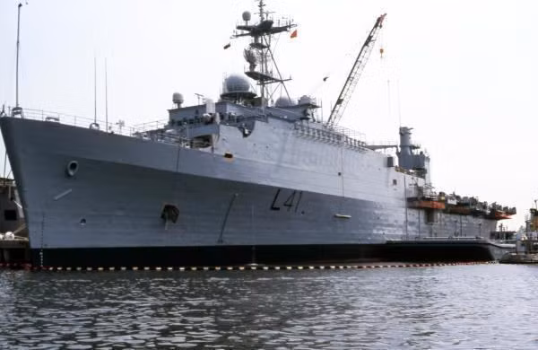 Nếu điều khoản trên nghe đã có vẻ vô lý thì điều khoản tiếp theo thậm chí còn vô lý hơn rất nhiều. Đó là thi thoảng khi phía Mỹ có yêu cầu, Ấn Độ phải cho phép Mỹ lên thăm tàu để kiểm tra tình trạng của con tàu cũng như đảm bảo rằng Ấn Độ không tìm cách vũ trang cho tàu đổ bộ này. Nguồn ảnh: Pinterest.