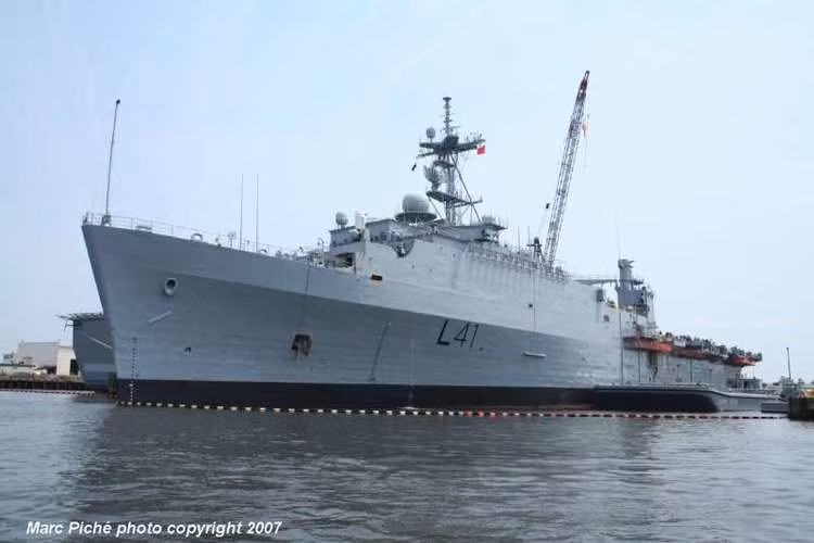 Đây là những điều khoản bó buộc có thể coi là "oái oăm" bậc nhất thế giới, nhất là những điều khoản này được sử dụng để áp đặt lên một tàu đổ bộ có tuổi đời hơn nửa thế kỷ như chiếc INS Jalashwa. Nguồn ảnh: Pinterest.