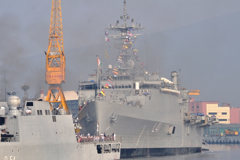 Tưởng chừng như đây sẽ là một món hời với Hải quân Ấn Độ, tuy nhiên các điều khoản được Mỹ liệt ra và buộc Ấn Độ phải tuân theo nếu muốn sở hữu tàu chiến của nước này khiến không ít người giật mình. Nguồn ảnh: Pinterest.