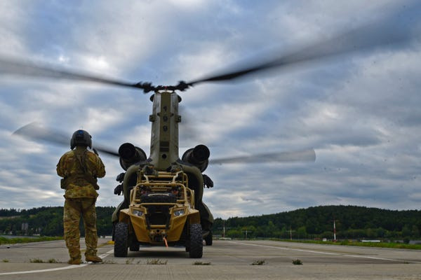 Trực thăng CH-47 Chinook thậm chí còn có thể mang được lựu pháo hạng nhẹ, đảm bảo cung cấp được hỏa lực mạnh cho các lực lượng tiên phong. Nguồn ảnh: BI.