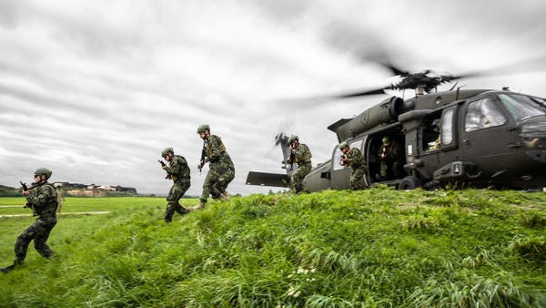 Trên thực tế, việc đổ bộ bằng máy bay trực thăng sẽ đảm bảo an toàn cho binh lính cũng như đảm bảo chắc chắn đúng địa điểm thay vì đổ bộ đường dù như thông thường - vốn dễ thả lính... nhầm địa điểm do nhiều lý do khách quan. Nguồn ảnh: BI.