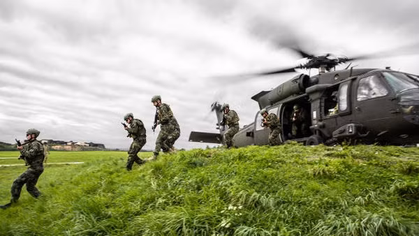 Trên thực tế, việc đổ bộ bằng máy bay trực thăng sẽ đảm bảo an toàn cho binh lính cũng như đảm bảo chắc chắn đúng địa điểm thay vì đổ bộ đường dù như thông thường - vốn dễ thả lính... nhầm địa điểm do nhiều lý do khách quan. Nguồn ảnh: BI.