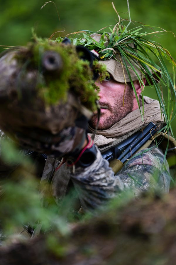 Lực lượng bắn tỉa đặc nhiệm của quân đội Mỹ được lựa chọn làm nhiệm vụ xâm nhập, chỉ điểm và mở đường cho các đơn vị khác tiến công, chiếm đóng và phong tỏa bãi đổ bộ dù. Nguồn ảnh: BI.