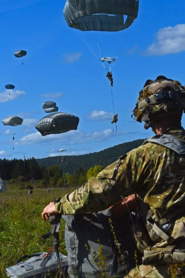 Kịch bản của cuộc tập trận bao gồm việc lực lượng đặc nhiệm Mỹ tấn công, bảo vệ bãi đáp và quân đội các nước đồng minh NATO khác sẽ đổ bộ xuống bãi đáp bằng đường dù. Nguồn ảnh: BI.